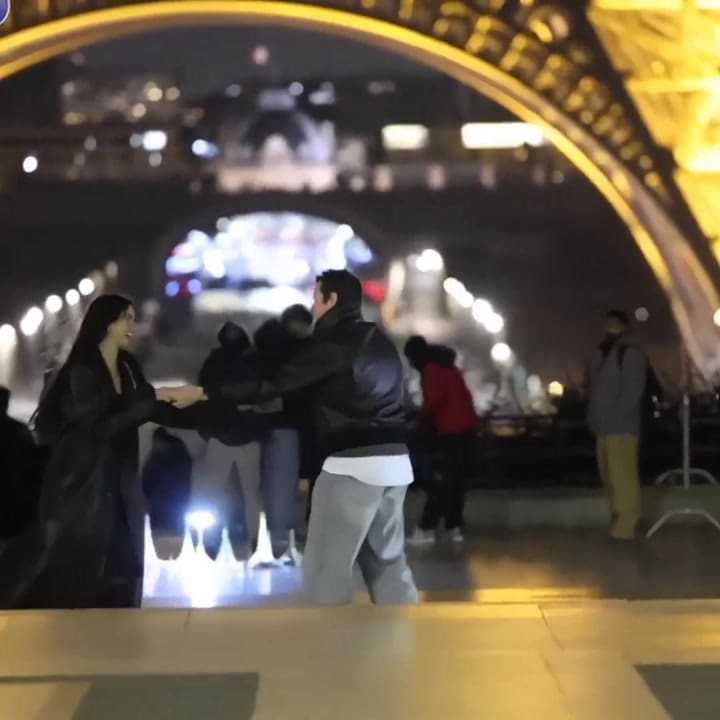 El baile romántico de Dua Lipa y Callum Turner en la Torre Eiffel