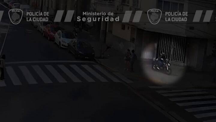 Detienen a dos motochorros en Recoleta