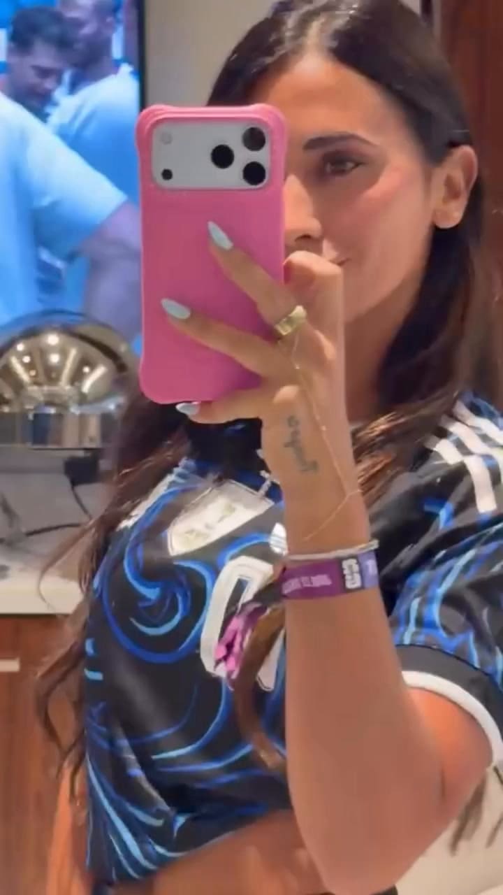 Antonela Roccuzzo aprovechó para mostrar su look en el palco