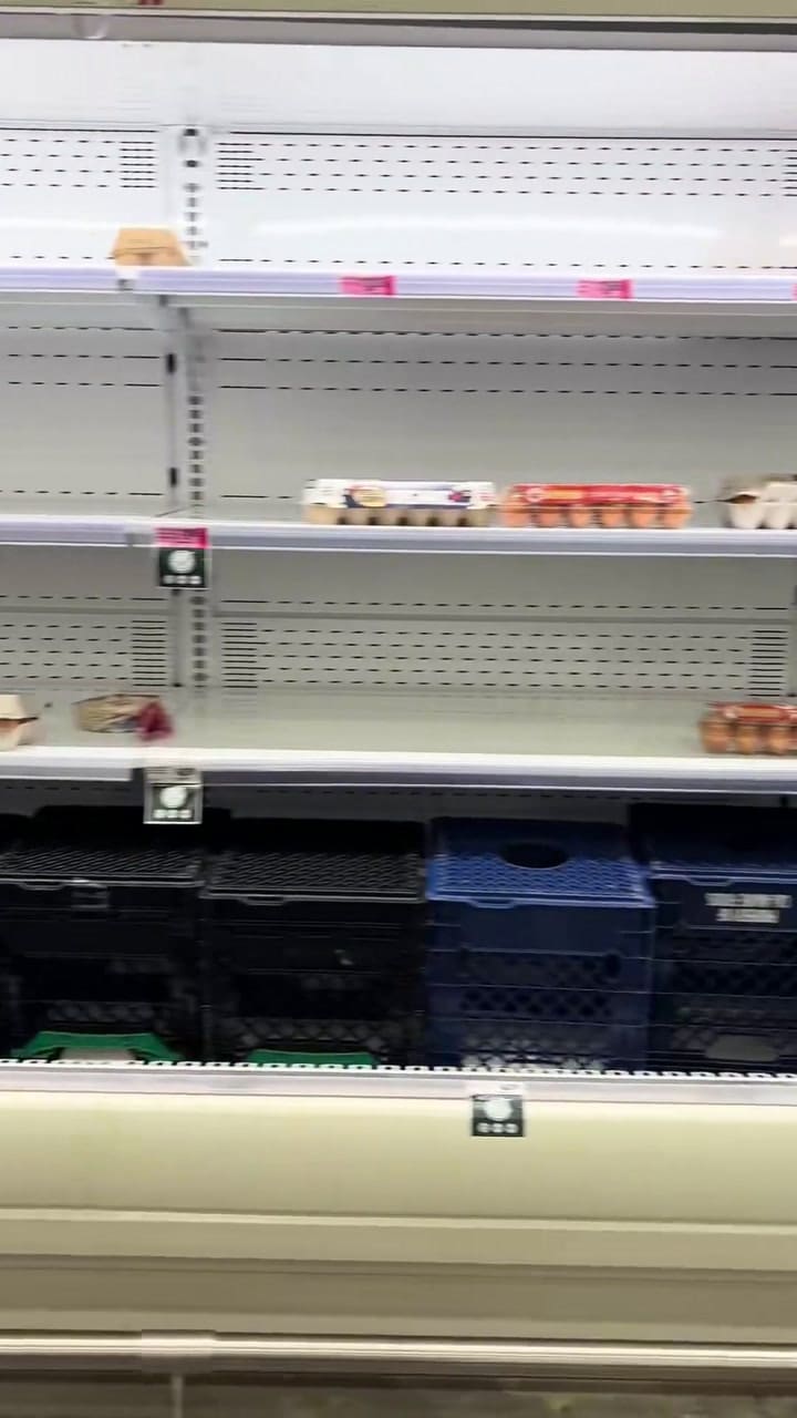 Las góndolas vacías en el HEB de Burleson de cara a la tormenta invernal en Texas