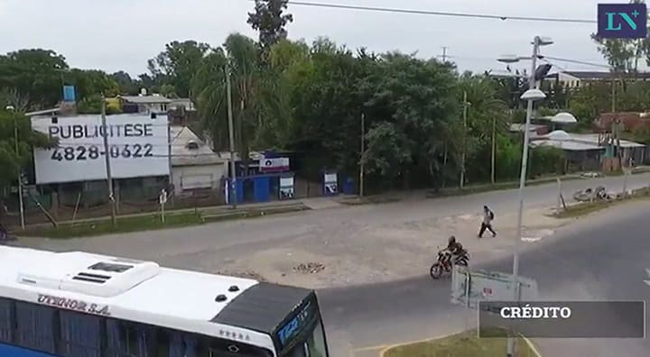 El primer colectivo que entra a Nordelta, desde el drone de LA NACION