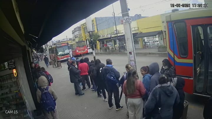 El momento en el que una mujer es atropellada en Moreno