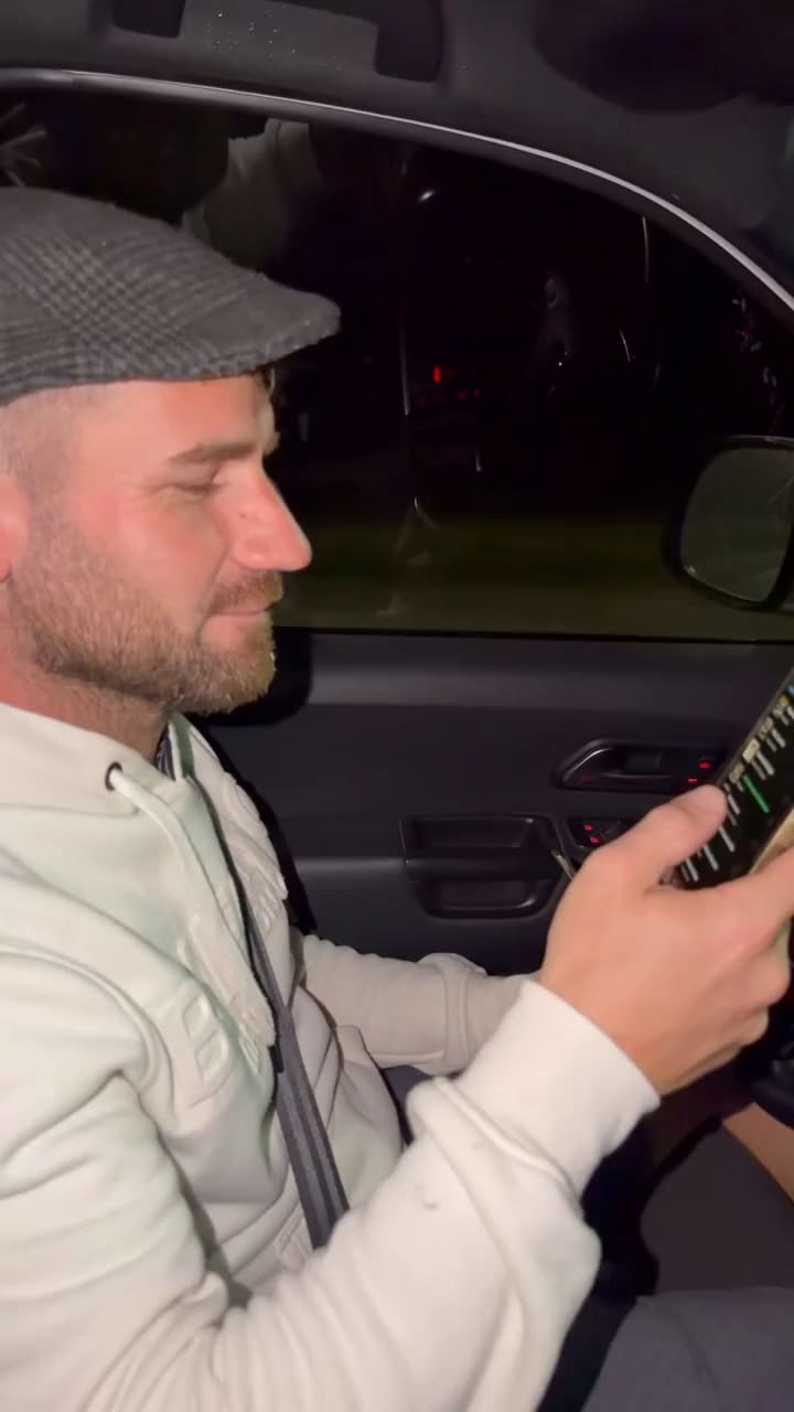 Un legislador santafesino subió en sus redes un video manejando en una ruta tomando mate y mirando su celular