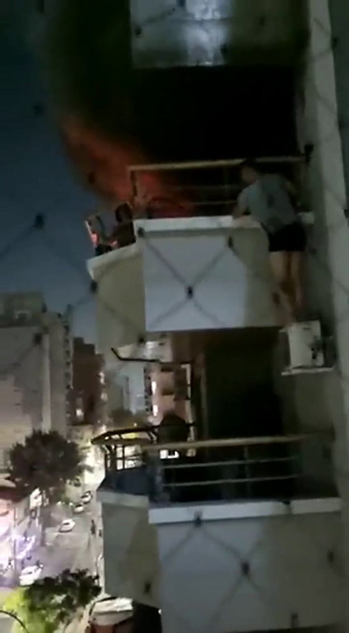 Salió por el balcón de su departamento en un sexto piso porque la casa se incendiaba