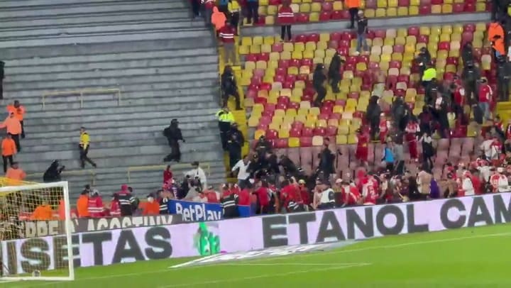 Los videos filmados por personas que se encontraban en el estadio muestran lanzamientos de proyectiles, enfrentamientos con la policía y corridas por las tribunas