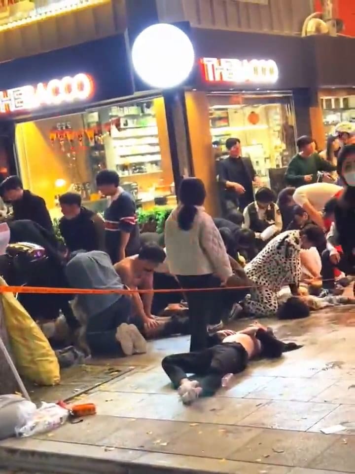 Asisten a las víctimas de la tragedia en Seúl