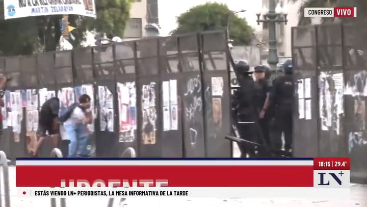 Nuevos incidentes en el Congreso: manifestantes tiran vallas y arrojaron piedras