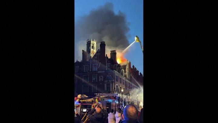 Los servicios de emergencia responden a un incendio en un hotel de lujo en Londres