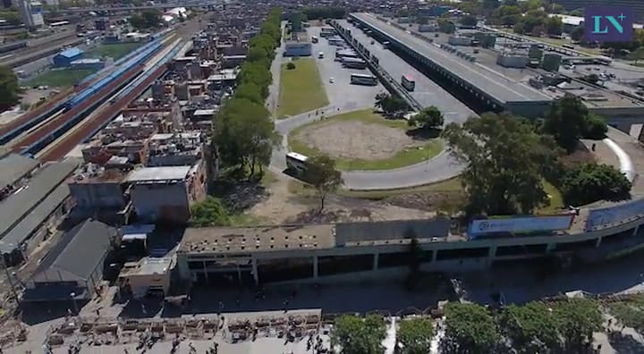 Las obras detenidas en Retiro, vistas desde el dron de La Nación
