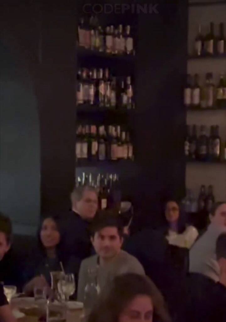 Escrachan a Scott Bessent en un restaurante