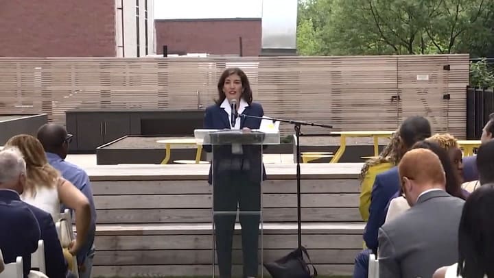 La gobernadora de Nueva York, Kathy Hochul, habla sobre el presupuesto y las medidas para combatir el robo de escrituras.