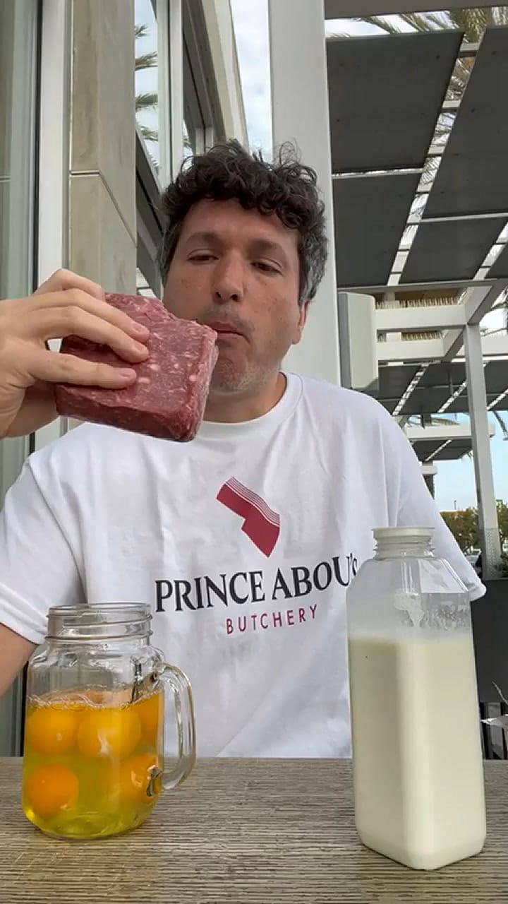 El experimento lleva más de 80 días y con él explora todo tipo de carnes crudas