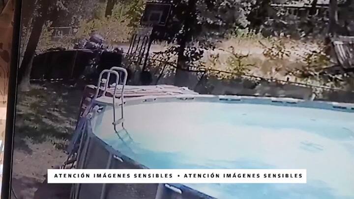 Hijo socorre a la madre en la pileta