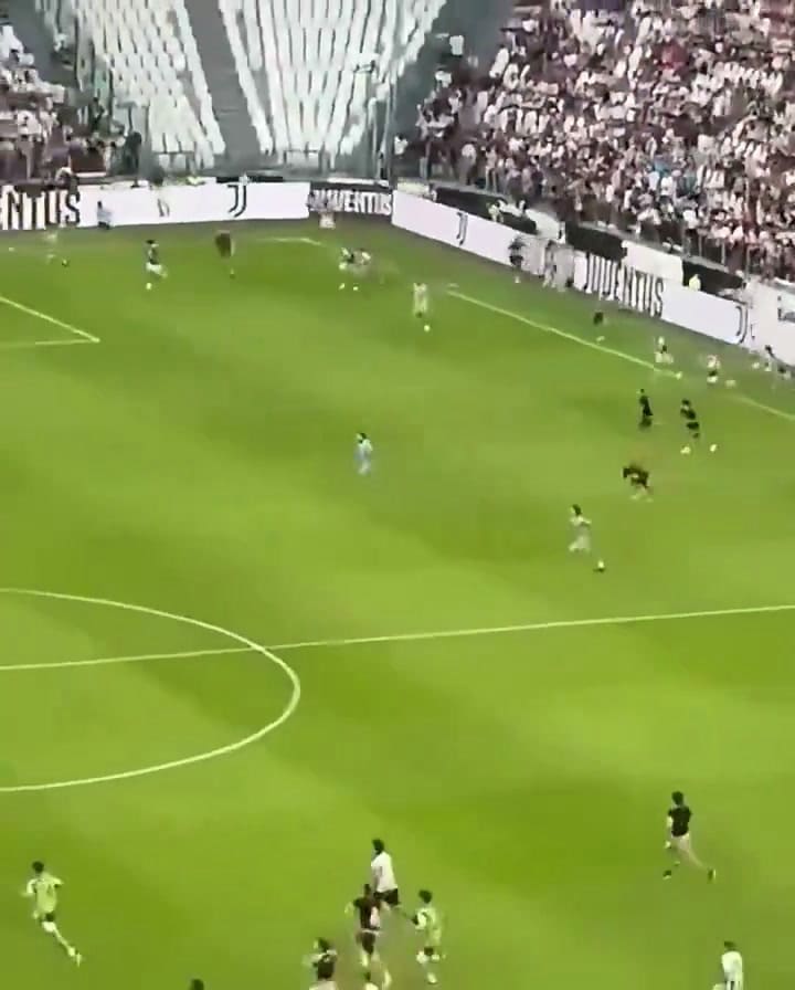 Un hincha de Juventus fue a saludar a los jugadores tras un amistoso y lesionó a un defensor con una patada