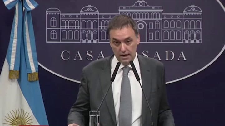 Manuel Adorni: ¿El fin de la sangre azul?