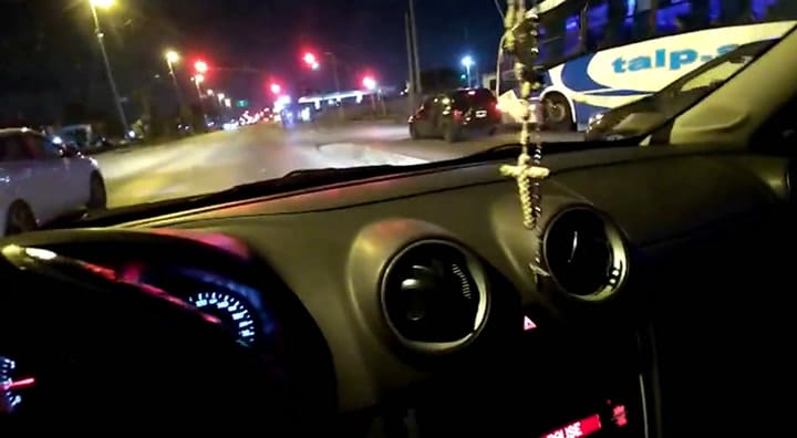 Dos colectivos de la línea 338, Transporte Automotor La Plata SA (TALPSA), en una picada