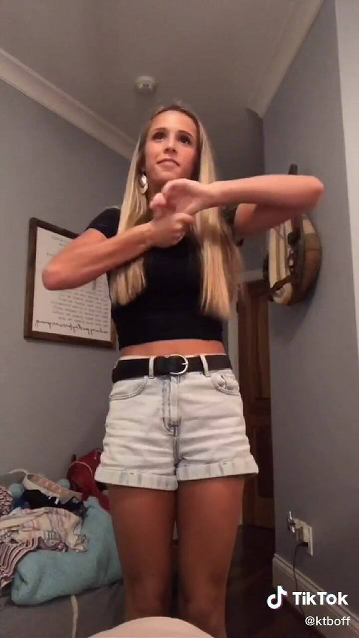 La joven que es furor en Tik Tok por sonarse las articulaciones de todo su cuerpo