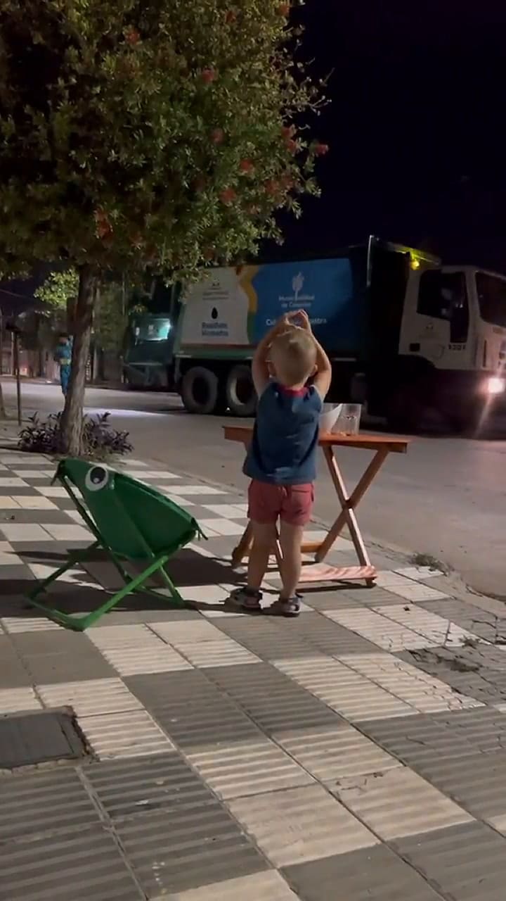 El tierno gesto del niño que espera a los recolectores para darles un refresco