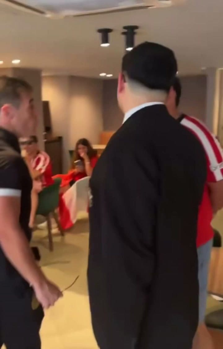 Así fue el cruce de hinchas de Estudiantes con el cuerpo arbitral
