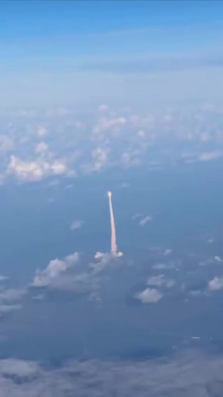 La vista desde la ventana del avión del lanzamiento