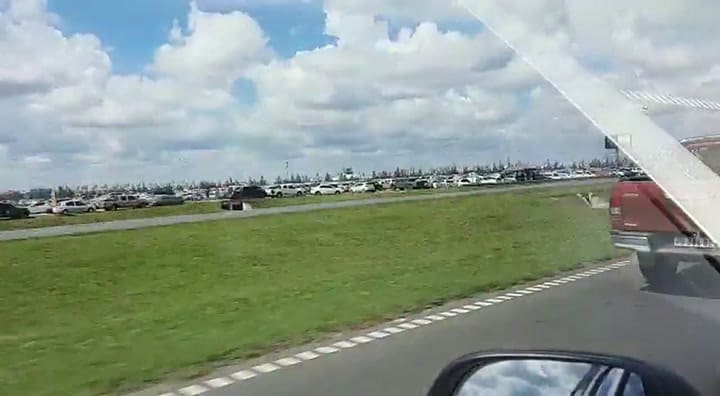 Cientos de autos arribando a Expoagro