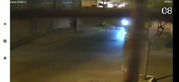 Un hombre se defendió con un palo de cuatro delincuentes en dos motos que lo asaltaron