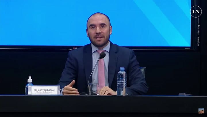 Guzmán dijo que 'no habrá salto devaluatorio' y que el programa durará dos años