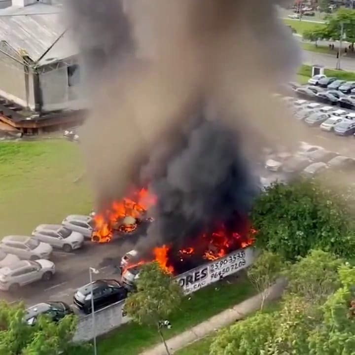 Los autos incendiados tras las caída de uno de los helicópteros