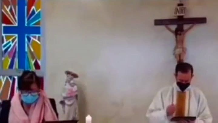 Se equivocó al leer salmo en misa: 'Soy el pan Bimbo que baja del cielo'