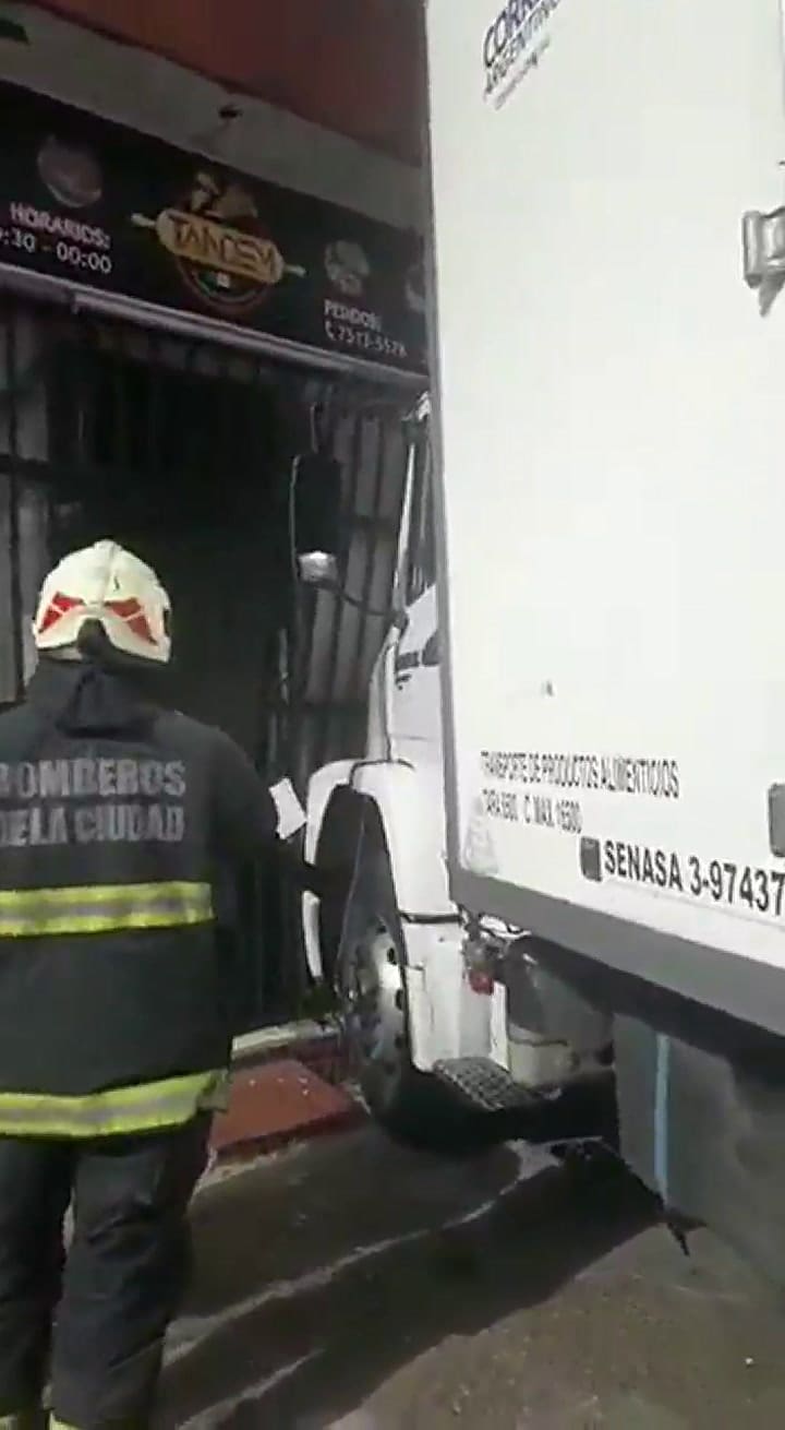 Accidente en Villa del Parque: un camión quedó incrustado en un local de comida