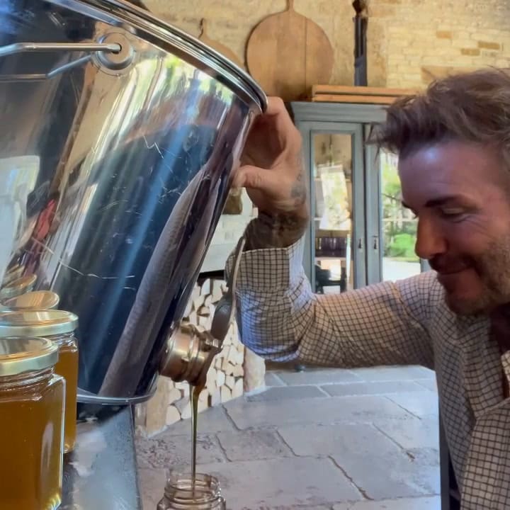 David Beckham extrae la miel de su colmena luego de tres años en el rubro