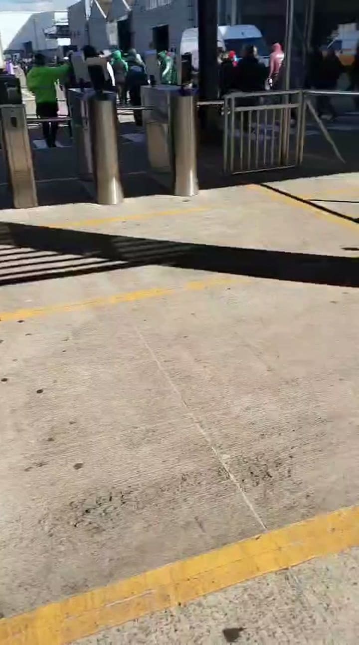 Camioneros ingresan a la planta de OCA