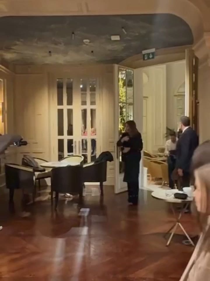 Carla entra a su cumpleaños sorpresa acompañada de Simeone