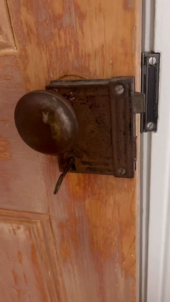Un tiktoker descubrió artículos antiguos detrás de la chimenea de su casa, parte 2