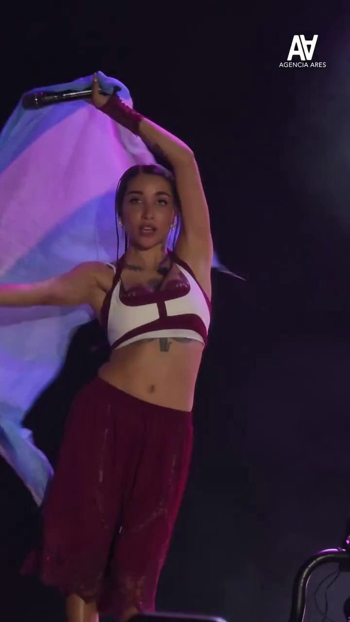 María Becerra levantó la bandera argentina en su show en Barcelona