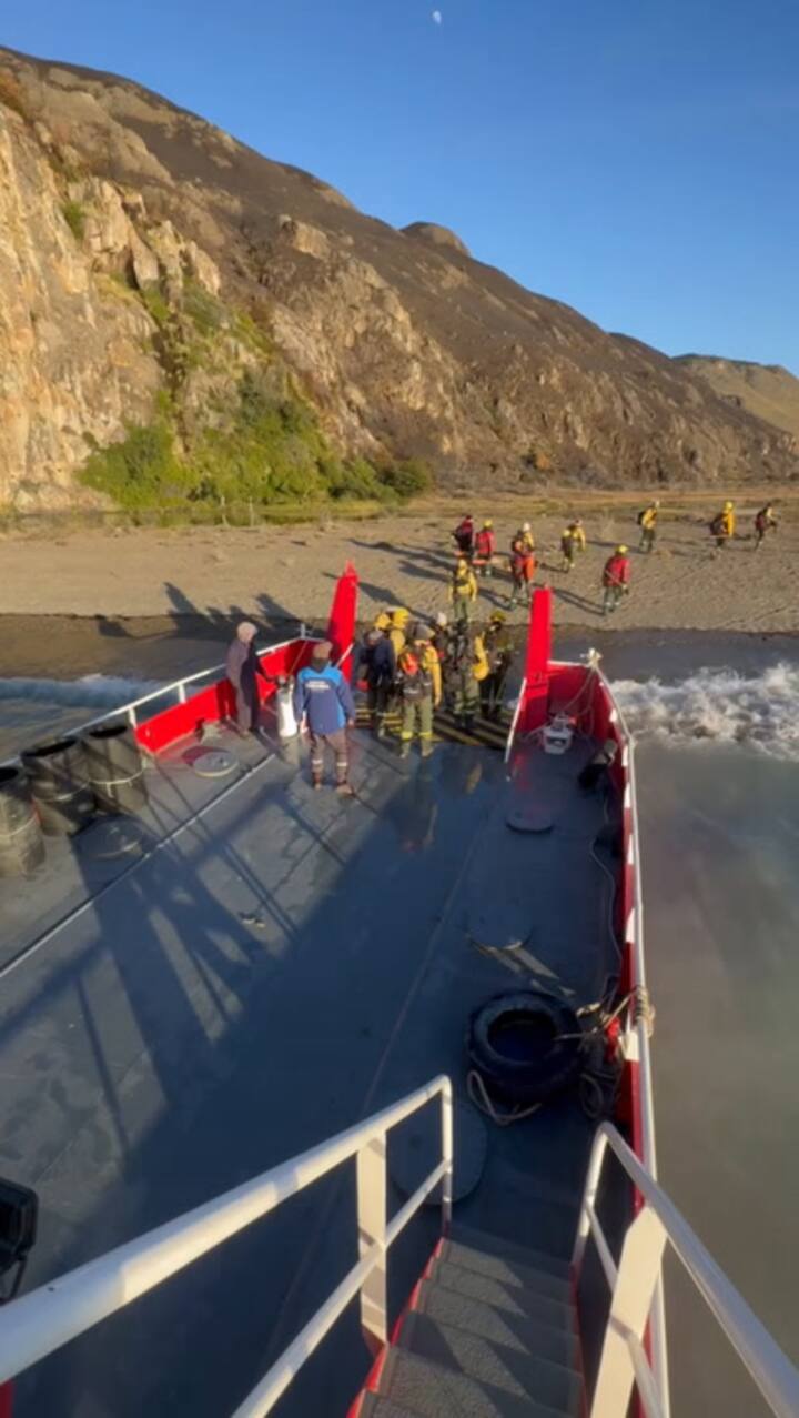 Brigadistas desembarcan en el área del incendio. Fuente: Solo Patagonia