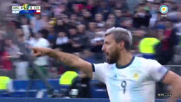 El gol del Kun Aguero tras la avivada de Messi para el Argentina 1 - Chile 0. Fuente: TV Publica