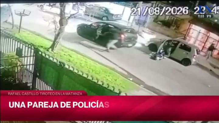 Los dos efectivos se defendieron con sus armas reglamentarias