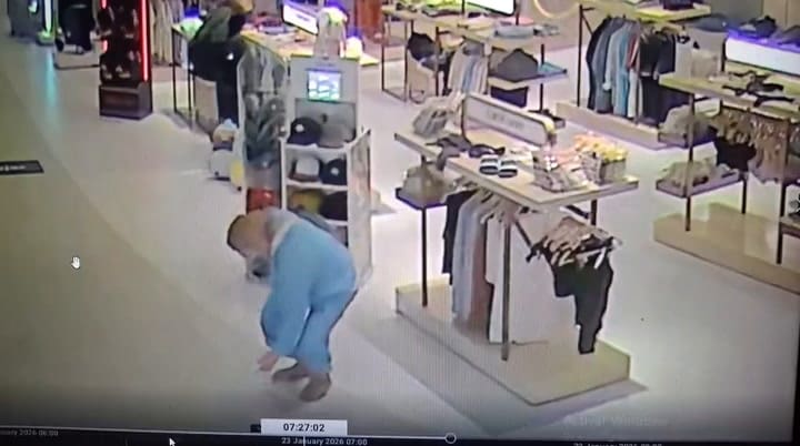 Una de las pasajeras que fue captada cuando robaba en el freeshop de Aeroparque