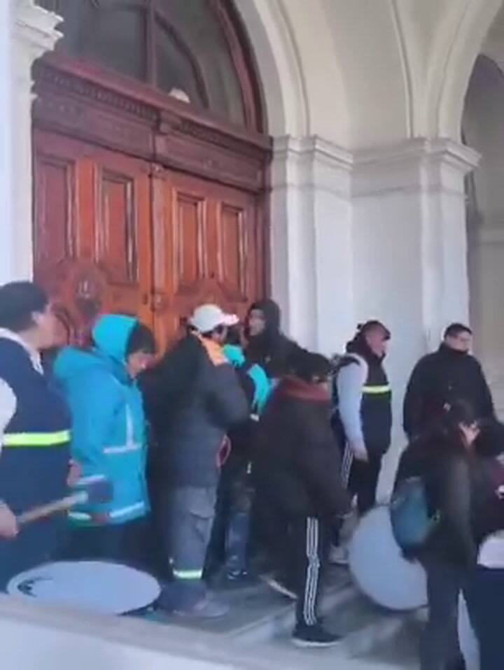 Así era la manifestación en la entrada del Palacio Municipal