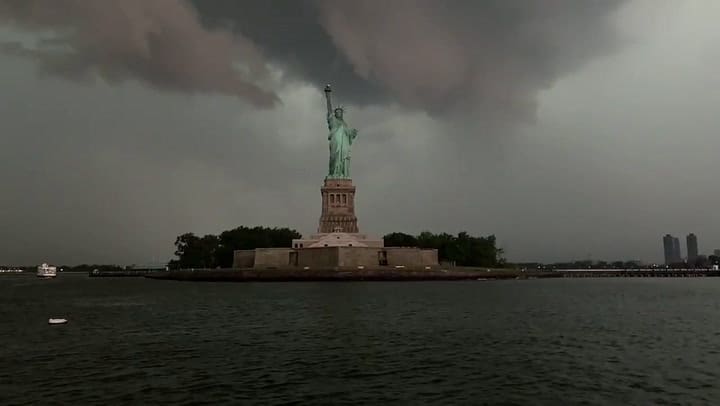 Impactante relámpago en la Estatua de la Libertad