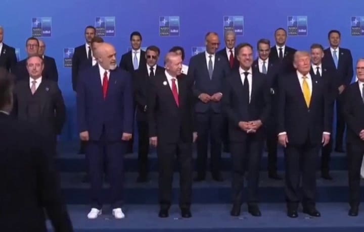 Rutte señala las zapatillas blancas del primer ministro de Albania