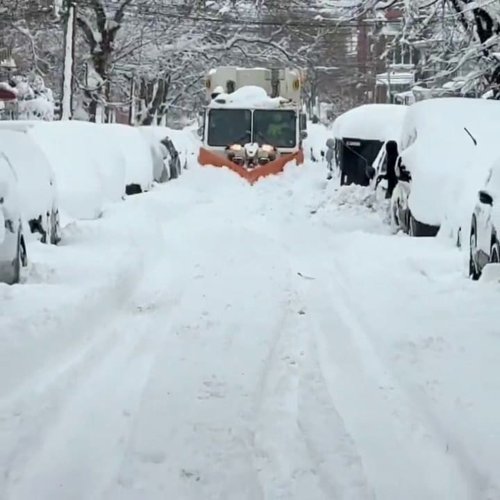 Los empleados de saneamiento en Nueva York trabajan en medio de la tormenta invernal