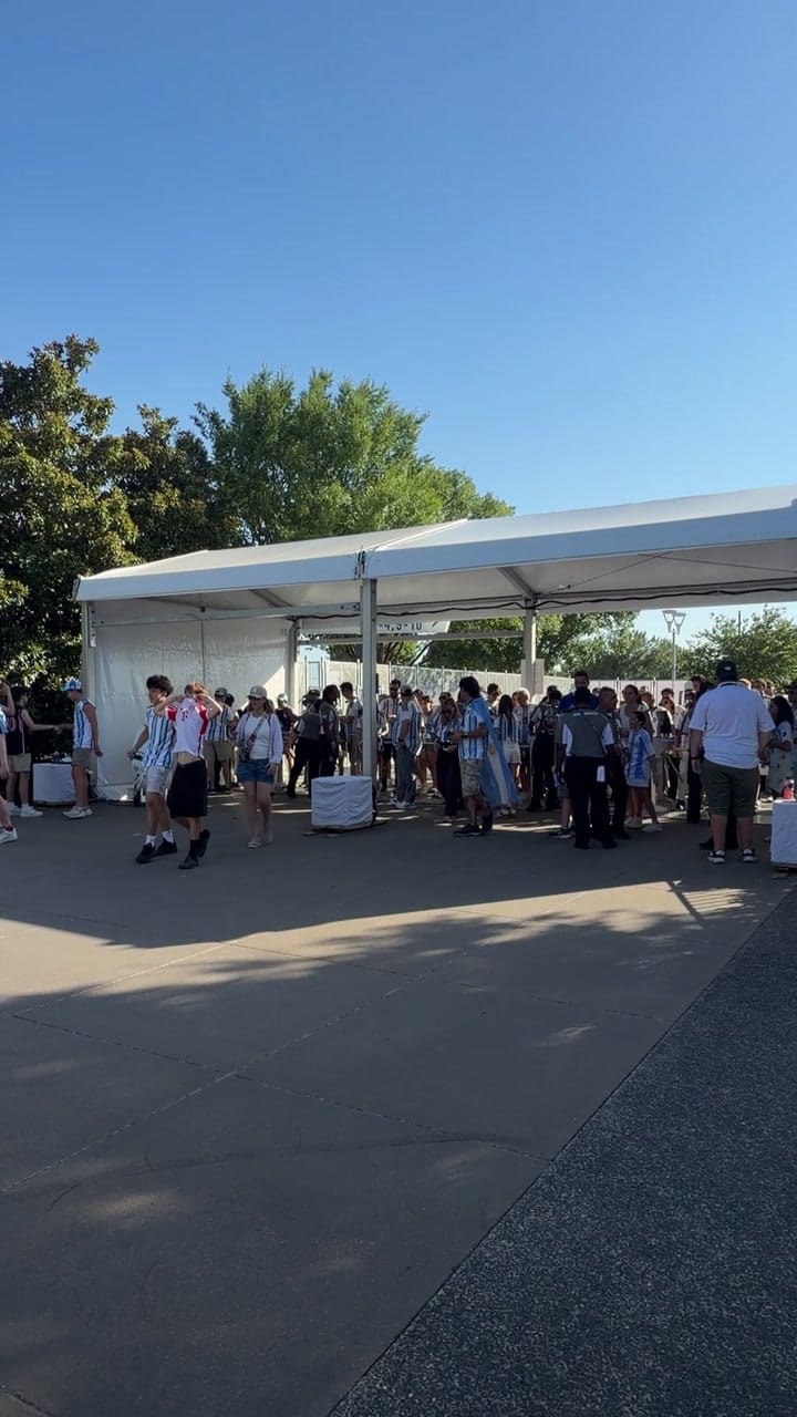 A menos de tres horas del arranque, abrieron las puertas del Dallas Stadium