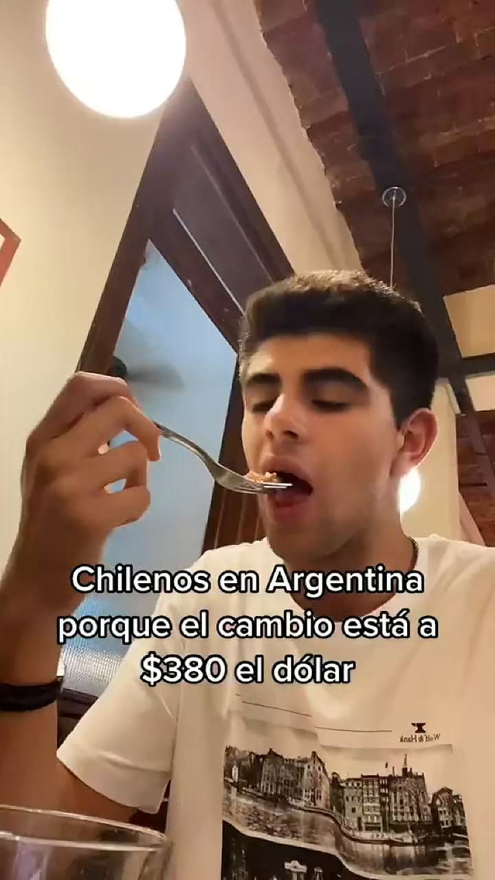 El joven visitó el país y mostró todo lo que compró
