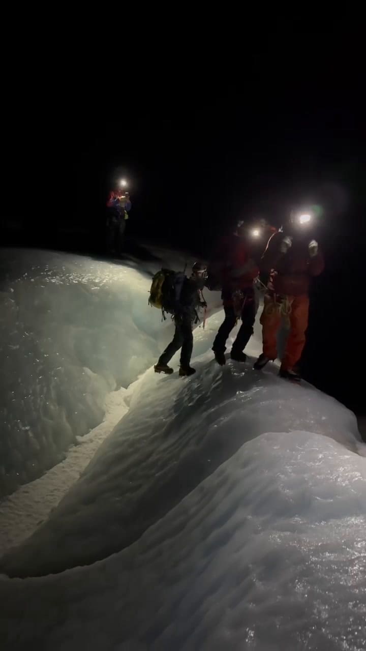 Rescate de dos escaladoras que sufrieron un accidente de montaña mientras realizaban una travesía entre los cerros Torre y Fitz Roy, El Chaltén, Santa Cruz