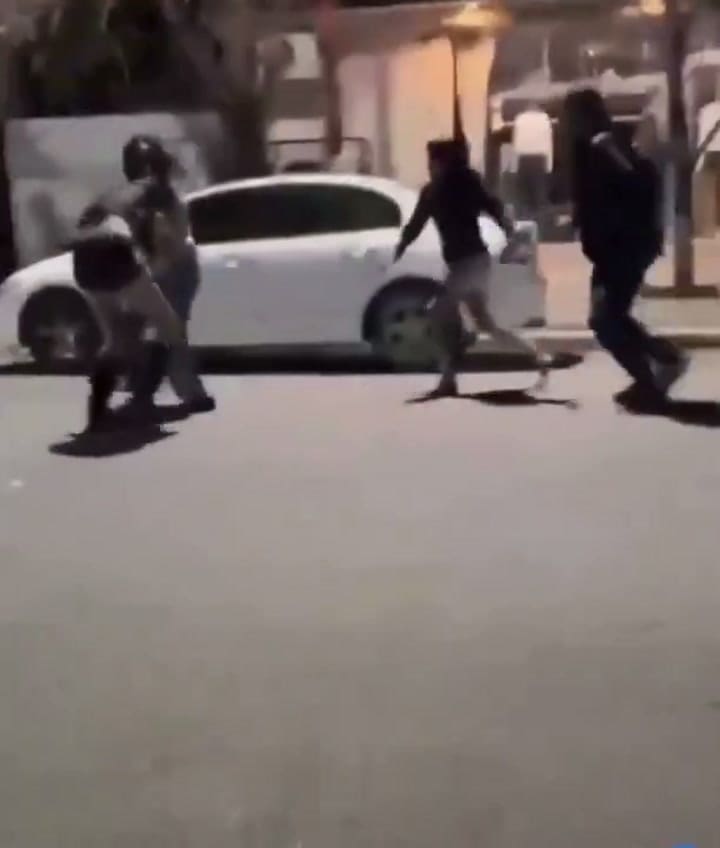 La pelea entre las dos jóvenes