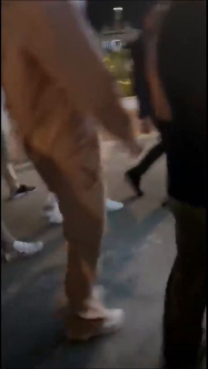 Así le tiró el celular Bad Bunny a una fan