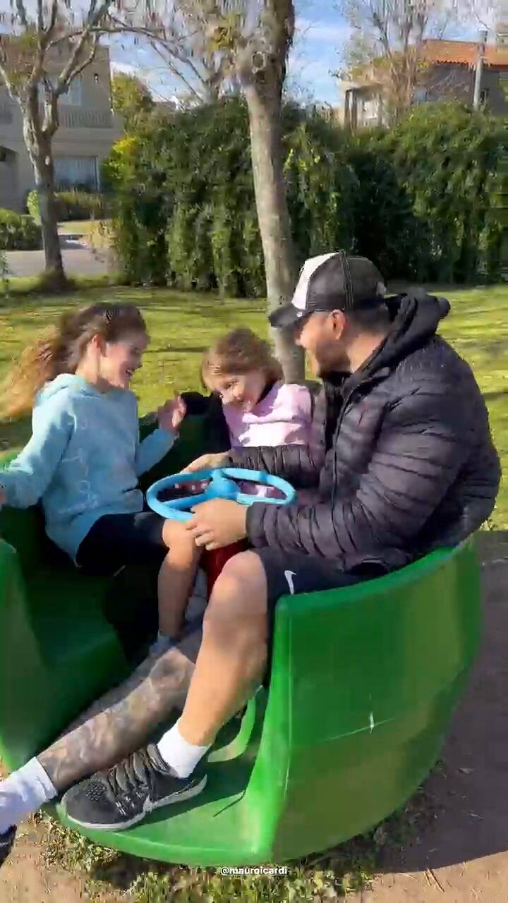 Mauro Icardi jugando junto a sus hijas Francesca e Isabella