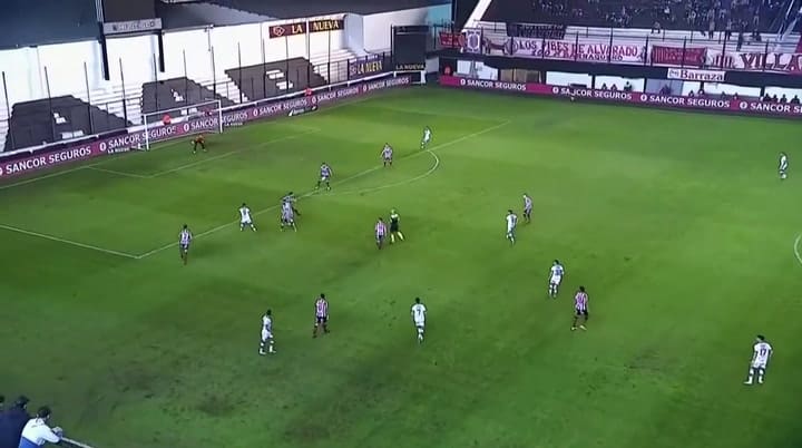 Cuatro futbolistas y un auxiliar fueron detenidos tras un partido desvirtuado por el VAR